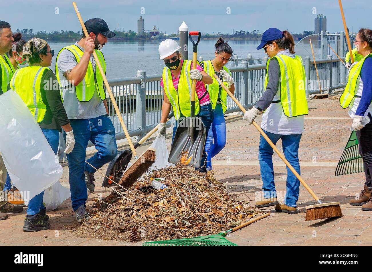 Arbeiter entfernen Hurrikan Trümmer von der Lakefront Promenade nach Hurrikan Laura, 9. September 2020, in Lake Charles, Louisiana. Stockfoto