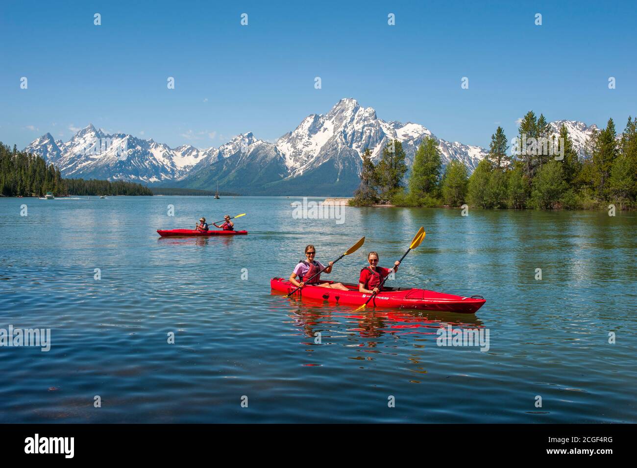 Kajakfahren in Coulter Bay auf Jackson Lake im Grand Teton National Park, Wyoming, USA. Stockfoto