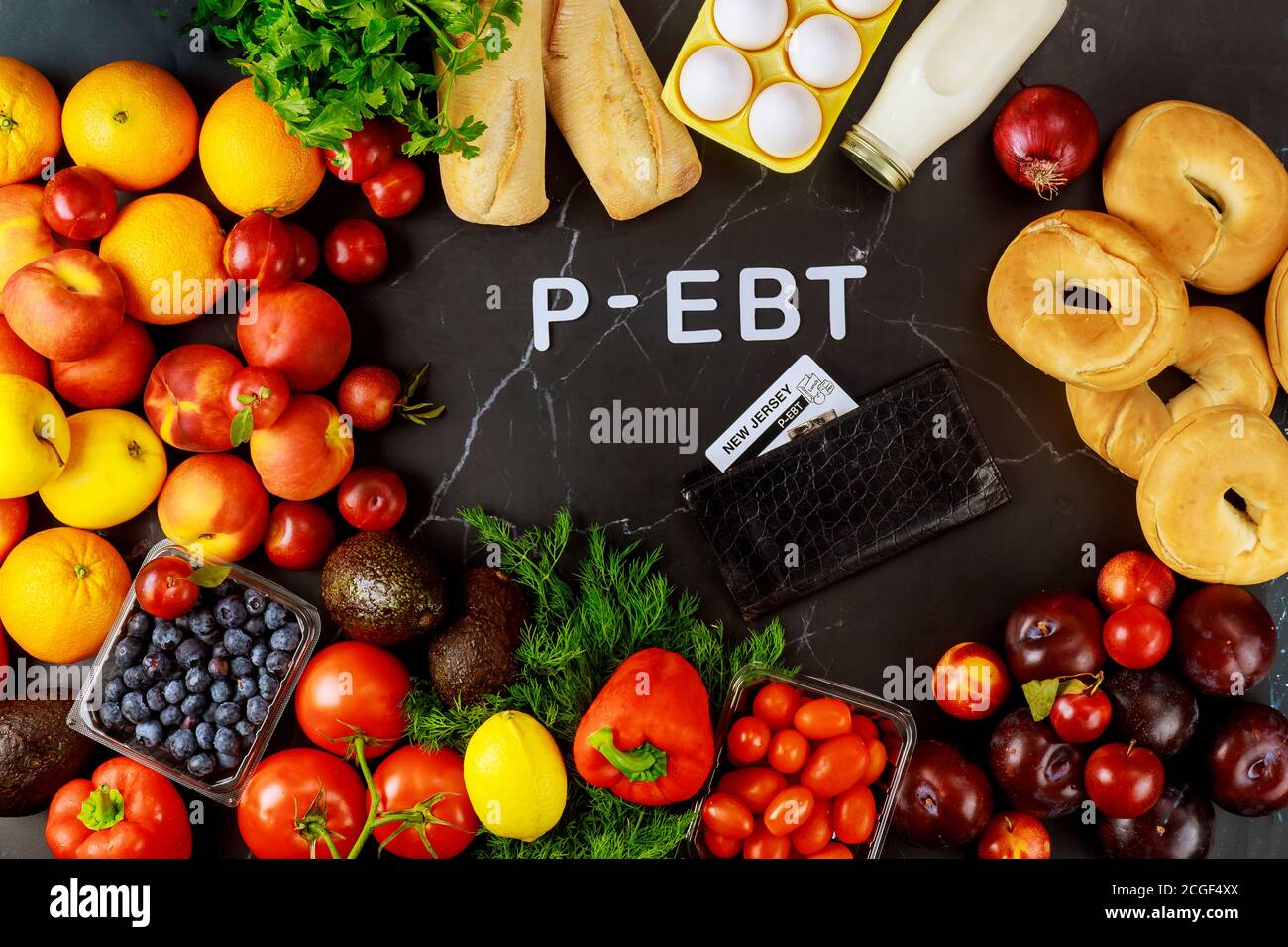 Köstliche reife Früchte mit Gemüse auf schwarzem Hintergrund und Text p-ebt. Stockfoto