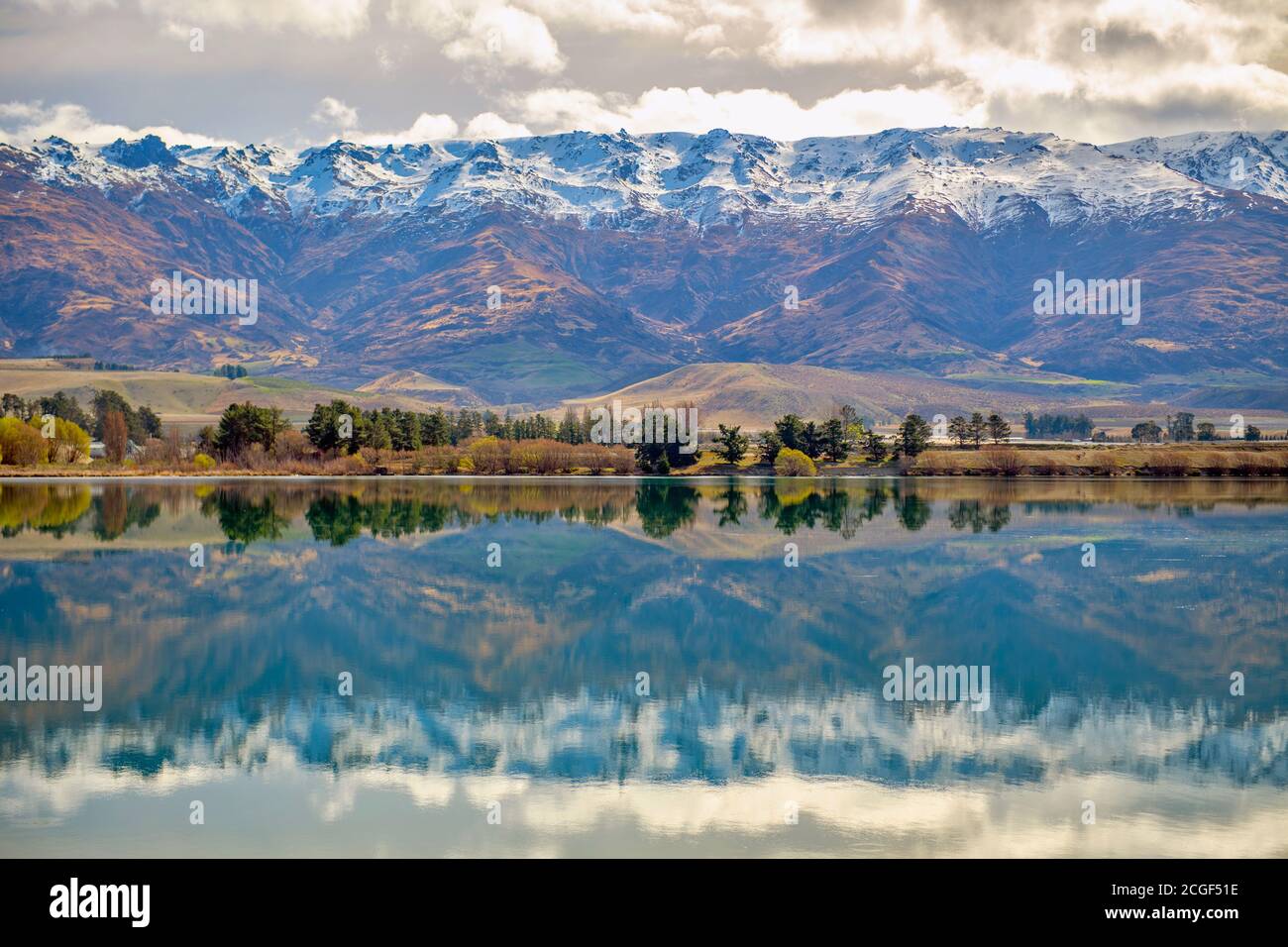 Berge und Bäume sind eine wunderschöne Landschaft. Es reflektiert Wasser wie ein Spiegel im Quartz Reef Point Historic Reserve, Neuseeland. Stockfoto