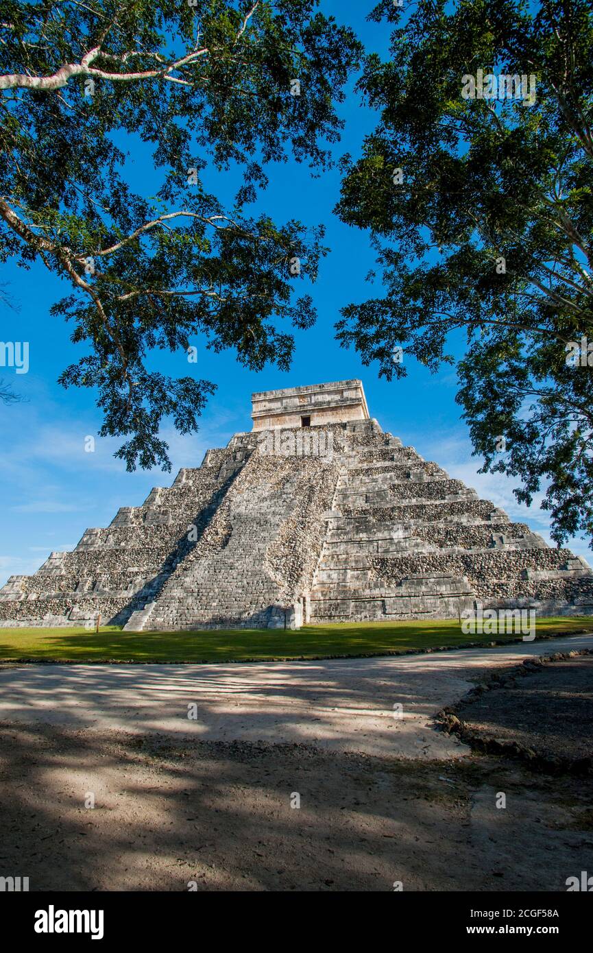 Blick auf El Castillo (Tempel von Kukulcan), die große Maya-Pyramide, in der Archäologischen Zone Chichen Itza (UNESCO-Weltkulturerbe) auf der Yucatan Stockfoto