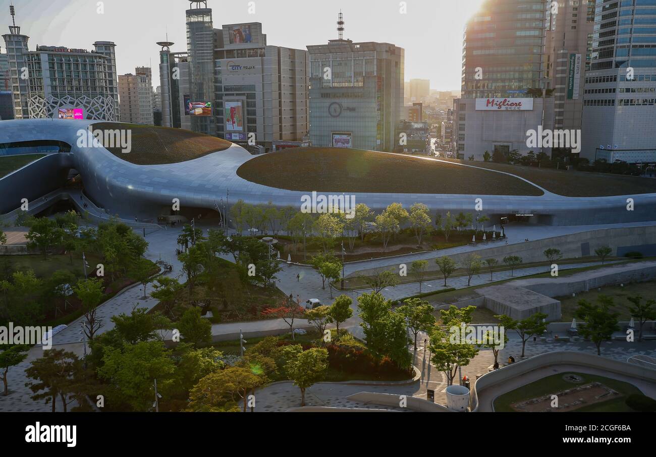 Seoul, Südkorea. Mai 2019. Das Foto vom 6. Mai 2019 zeigt den Dongdaemun Design Plaza in der Abenddämmerung in Seoul, Südkorea. Seoul, Hauptstadt und größte Stadt Südkoreas, ist eine dynamische Metropole mit Mischung aus Altertümlichem und modernem. Quelle: Wang Jingqiang/Xinhua/Alamy Live News Stockfoto