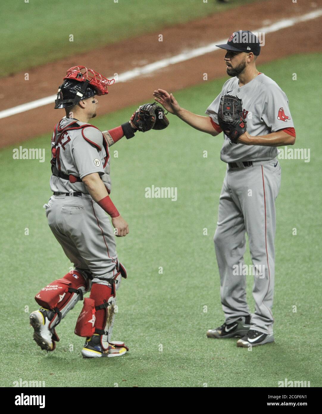 St. Petersburg, Usa. September 2020. Boston Red Sox Catcher Christian Vazquez (L) und Reliever Matt Barnes feiern einen 4-3 Sieg über die Tampa Bay Rays im Tropicana Field in St. Petersburg, Florida am Donnerstag, 10. September 2020. Foto von Steven J. Nesius/UPI Kredit: UPI/Alamy Live Nachrichten Stockfoto