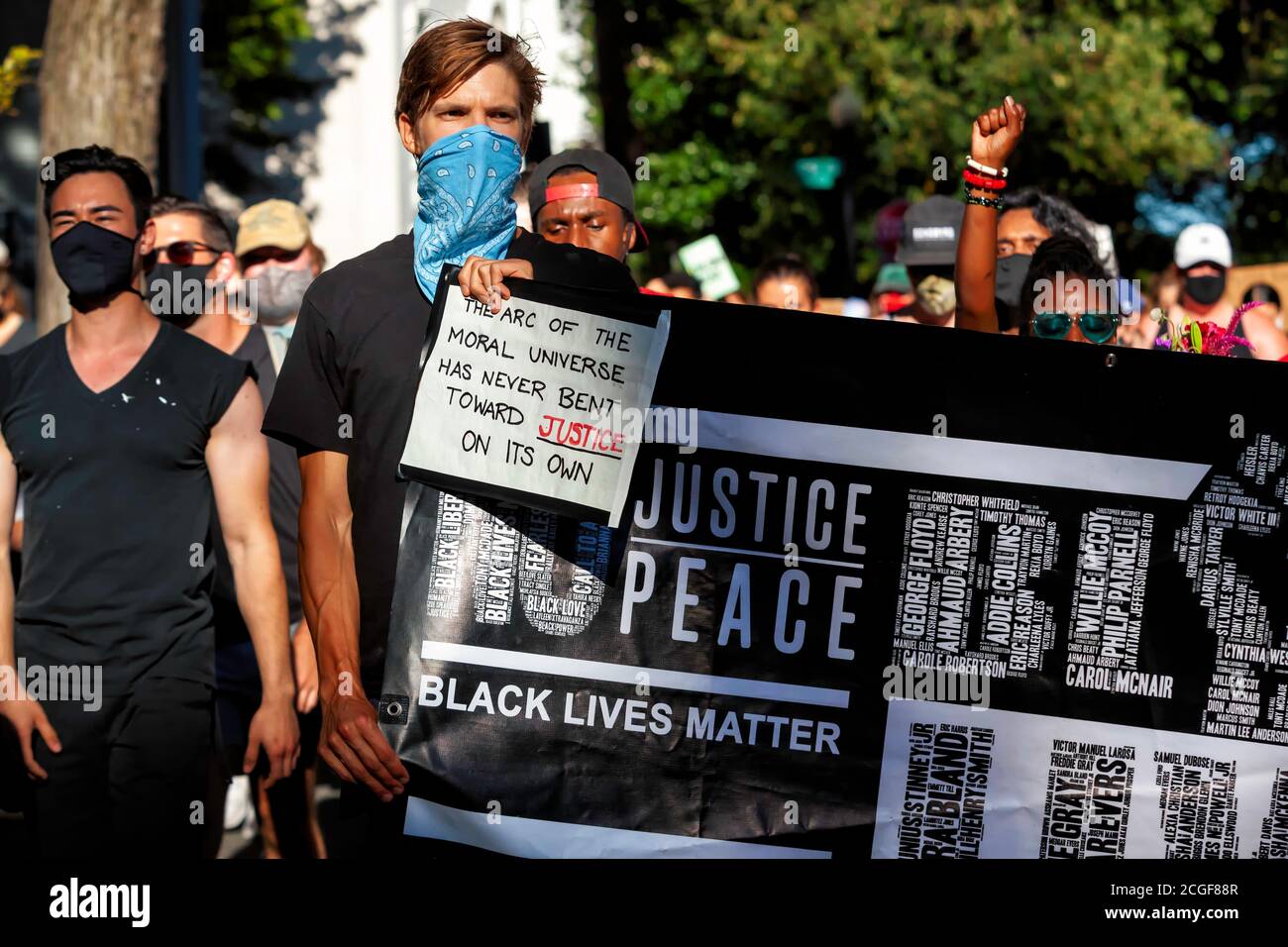 Washington, DC, USA, 5. September 2020. Im Bild: Ein Mann trägt das Banner Black Lives Matter trägt auch ein Zeichen, das sagt, "der Bogen der Moral Stockfoto