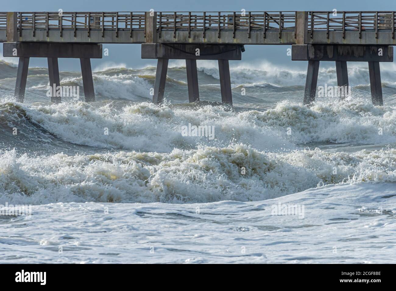 Starke Brandung am Jacksonville Beach, Florida, als tropischer Sturm Isaias (kurz später Hurrikan Isaias) an der Küste vorbeizieht. (USA) Stockfoto