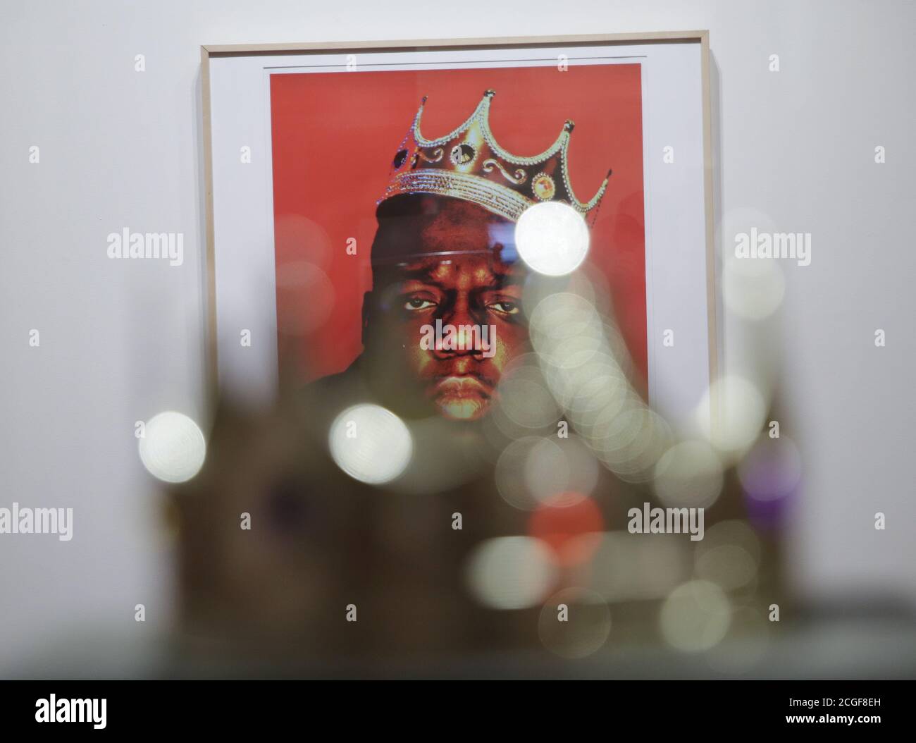 New York, Usa. September 2020. Die Krone, die von der berüchtigten B.I.G. getragen wird Biggie Smalls als König von New York fotografiert, wird 1997 am Donnerstag, den 10. September 2020 in New York City bei Sotheby's für eine kommende Auktion zur Geschichte und kulturellen Wirkung des Hip Hop ausgestellt. Die Auktion findet am 15. September statt und ist die erste eigene Hip Hop-Auktion, die in einem großen internationalen Auktionshaus präsentiert wird. Foto von John Angelillo/UPI Kredit: UPI/Alamy Live Nachrichten Stockfoto