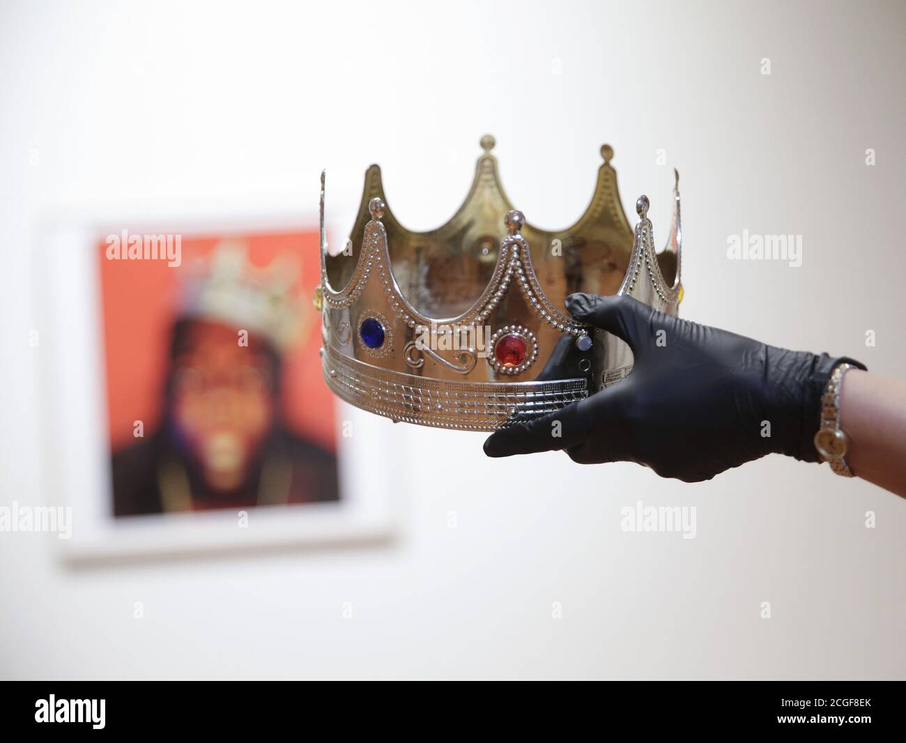 New York, Usa. September 2020. Die Krone, die von der berüchtigten B.I.G. getragen wird Biggie Smalls als König von New York fotografiert, wird 1997 am Donnerstag, den 10. September 2020 in New York City bei Sotheby's für eine kommende Auktion zur Geschichte und kulturellen Wirkung des Hip Hop ausgestellt. Die Auktion findet am 15. September statt und ist die erste eigene Hip Hop-Auktion, die in einem großen internationalen Auktionshaus präsentiert wird. Foto von John Angelillo/UPI Kredit: UPI/Alamy Live Nachrichten Stockfoto
