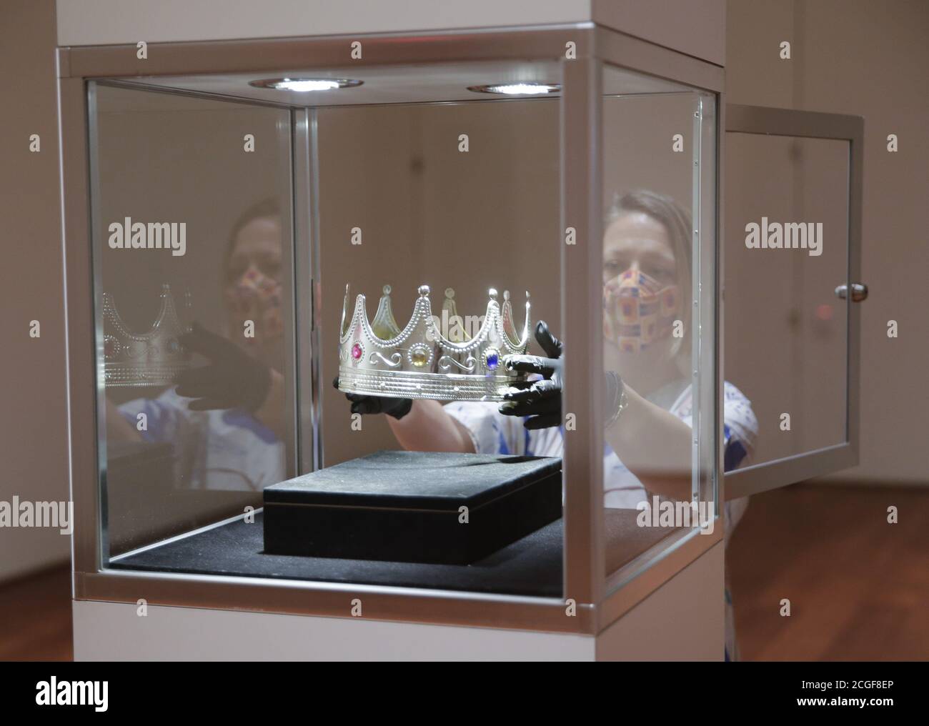 New York, Usa. September 2020. Die Krone, die von der berüchtigten B.I.G. getragen wird Biggie Smalls als König von New York fotografiert, wird 1997 am Donnerstag, den 10. September 2020 in New York City bei Sotheby's für eine kommende Auktion zur Geschichte und kulturellen Wirkung des Hip Hop ausgestellt. Die Auktion findet am 15. September statt und ist die erste eigene Hip Hop-Auktion, die in einem großen internationalen Auktionshaus präsentiert wird. Foto von John Angelillo/UPI Kredit: UPI/Alamy Live Nachrichten Stockfoto