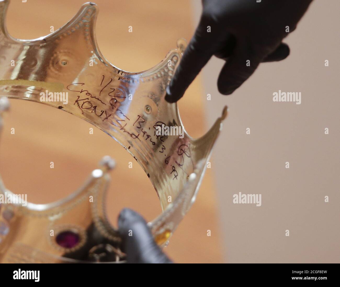 New York, Usa. September 2020. Die Krone, die von der berüchtigten B.I.G. getragen wird Biggie Smalls als König von New York fotografiert, wird 1997 am Donnerstag, den 10. September 2020 in New York City bei Sotheby's für eine kommende Auktion zur Geschichte und kulturellen Wirkung des Hip Hop ausgestellt. Die Auktion findet am 15. September statt und ist die erste eigene Hip Hop-Auktion, die in einem großen internationalen Auktionshaus präsentiert wird. Foto von John Angelillo/UPI Kredit: UPI/Alamy Live Nachrichten Stockfoto