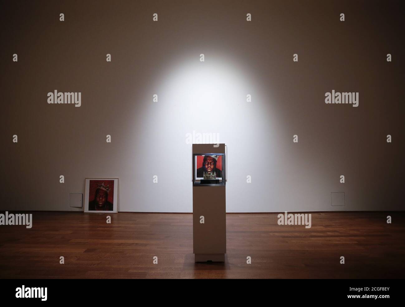 New York, Usa. September 2020. Die Krone, die von der berüchtigten B.I.G. getragen wird Biggie Smalls als König von New York fotografiert, wird 1997 am Donnerstag, den 10. September 2020 in New York City bei Sotheby's für eine kommende Auktion zur Geschichte und kulturellen Wirkung des Hip Hop ausgestellt. Die Auktion findet am 15. September statt und ist die erste eigene Hip Hop-Auktion, die in einem großen internationalen Auktionshaus präsentiert wird. Foto von John Angelillo/UPI Kredit: UPI/Alamy Live Nachrichten Stockfoto