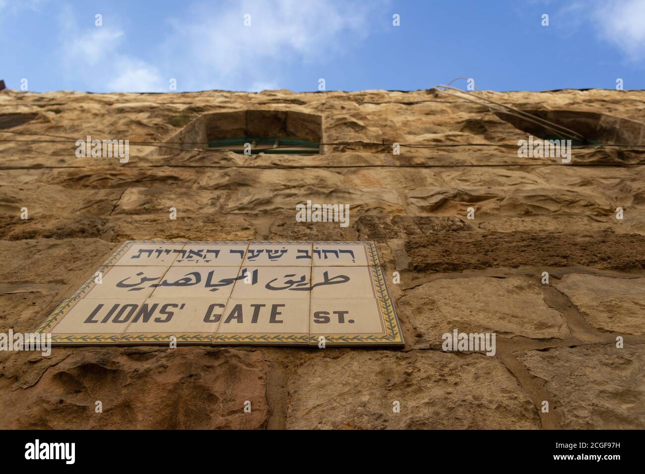 Anmelden Hebräisch, Arabisch und Englisch an der Löwentor-Straße in Jerusalem, Israel. Stockfoto
