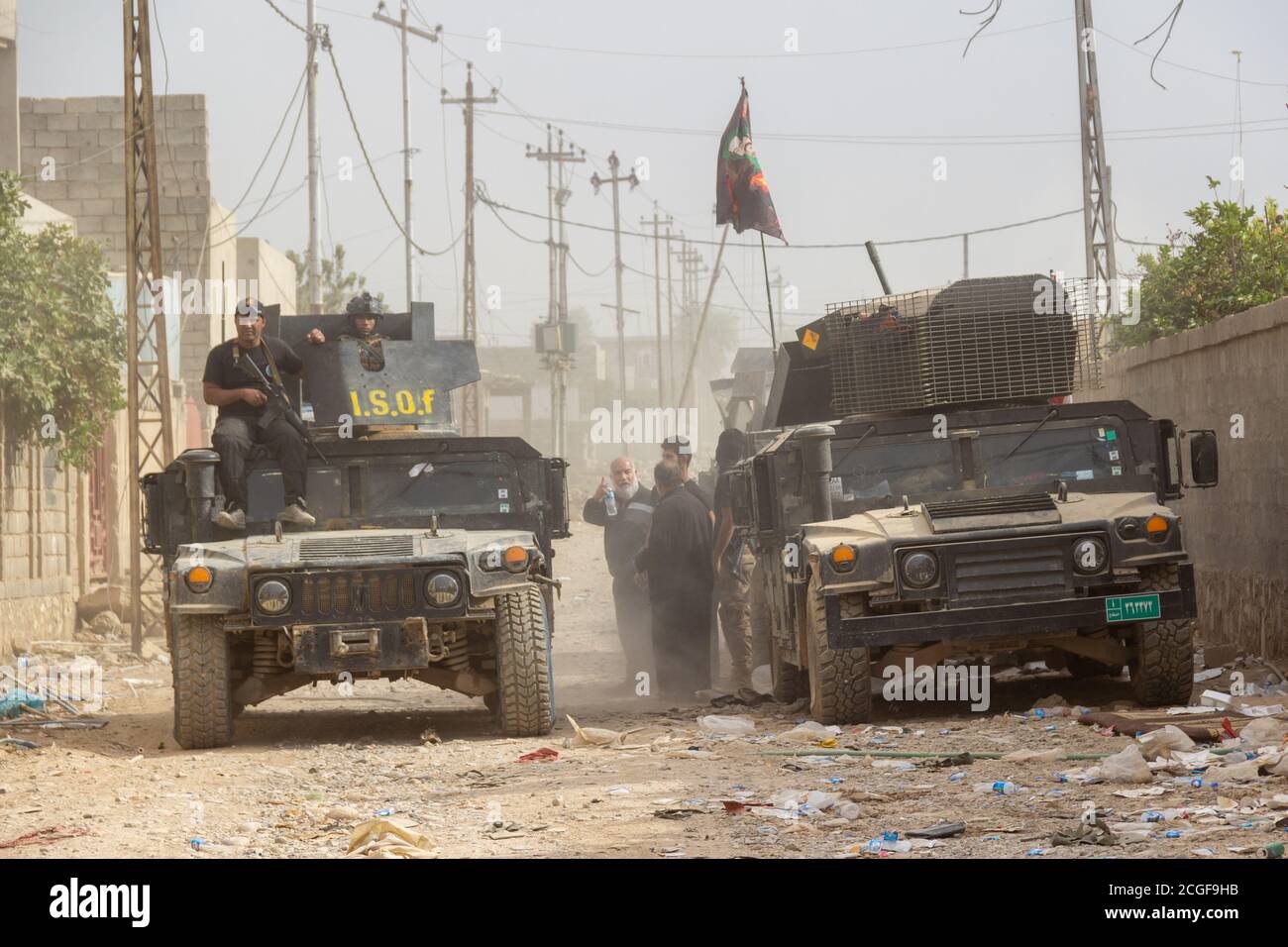 Fahrzeuge der irakischen Spezialeinheiten während der ersten Tage der Mossul-Operation im Distrikt Al Bakir in Ost-Mossul im Irak. Stockfoto
