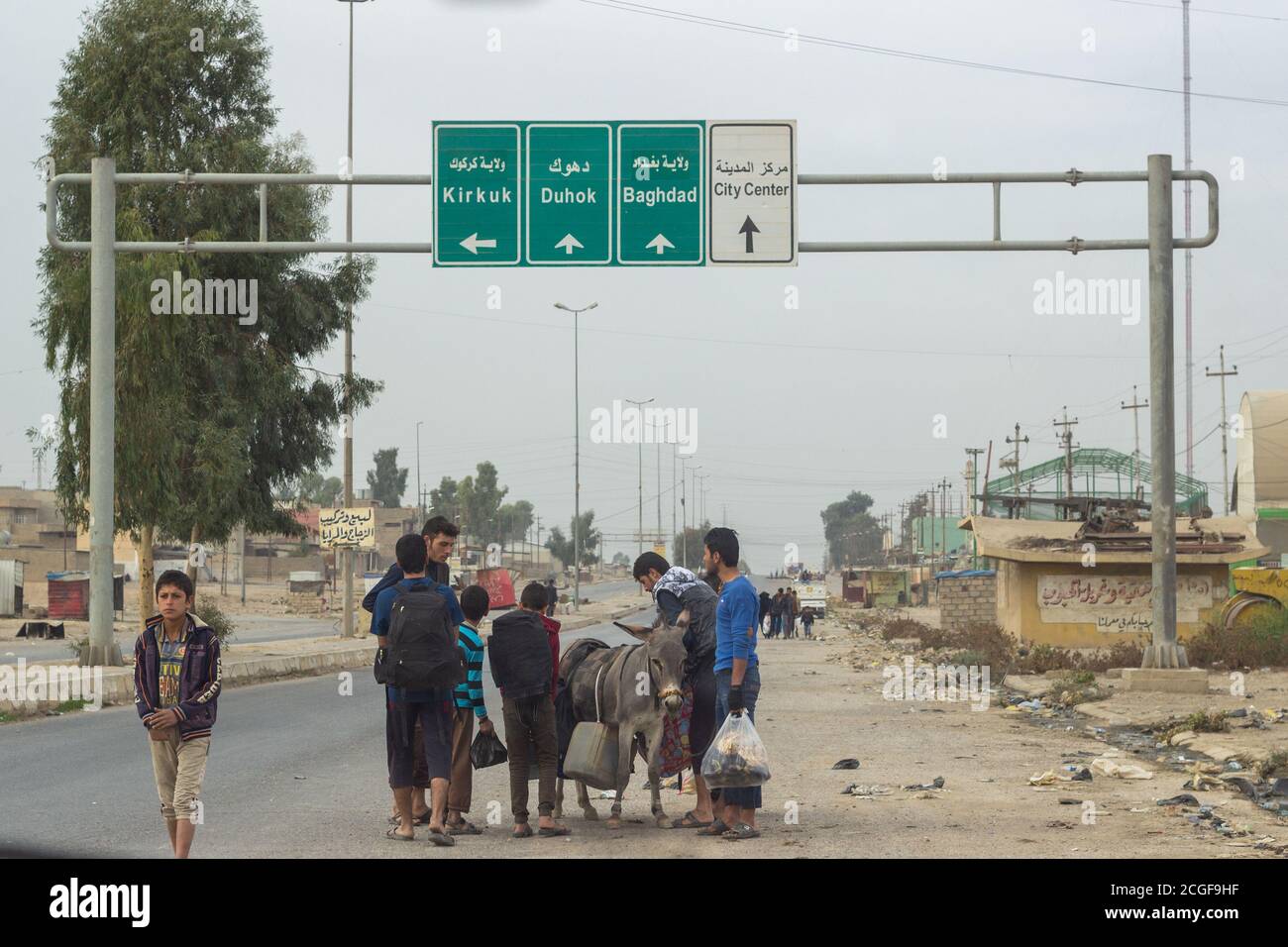 Eine der Straßen, die von Osten nach Mosul in der Nähe von Gogjali, Ost-Mosul, Irak. Stockfoto