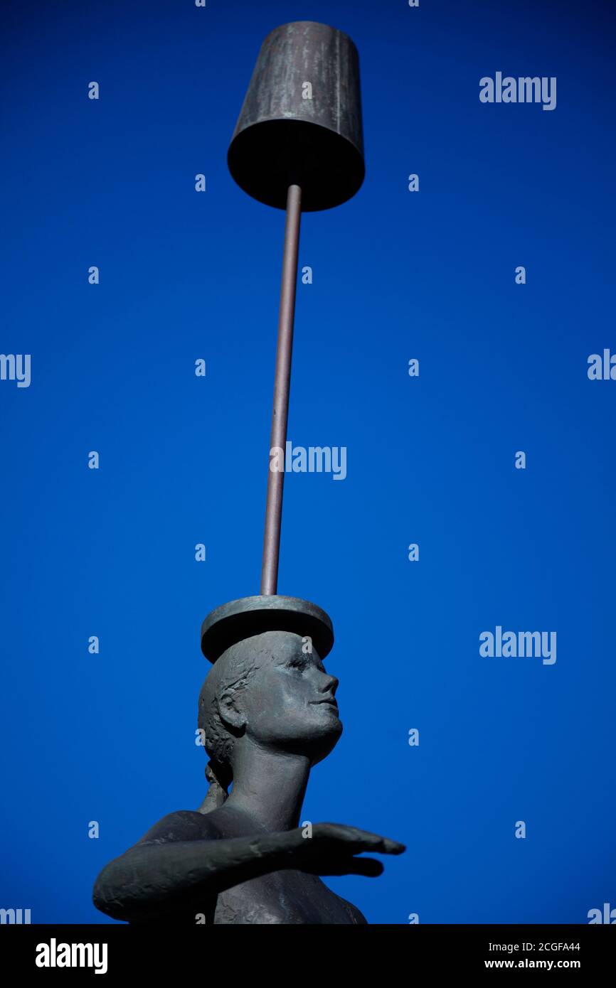 Skelleftea, Norrland Schweden - 3. August 2020: Frau balanciert Lampe auf ihrem Kopf als Statue Stockfoto