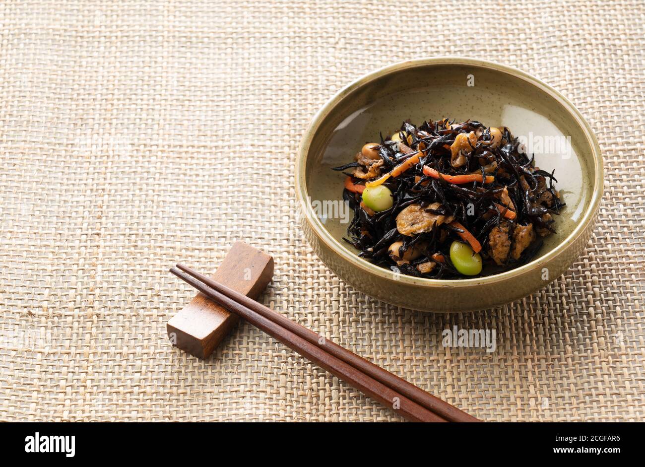 Japanischer Hijiki-Nimono auf einer japanischen Luncheon-Matte Stockfoto