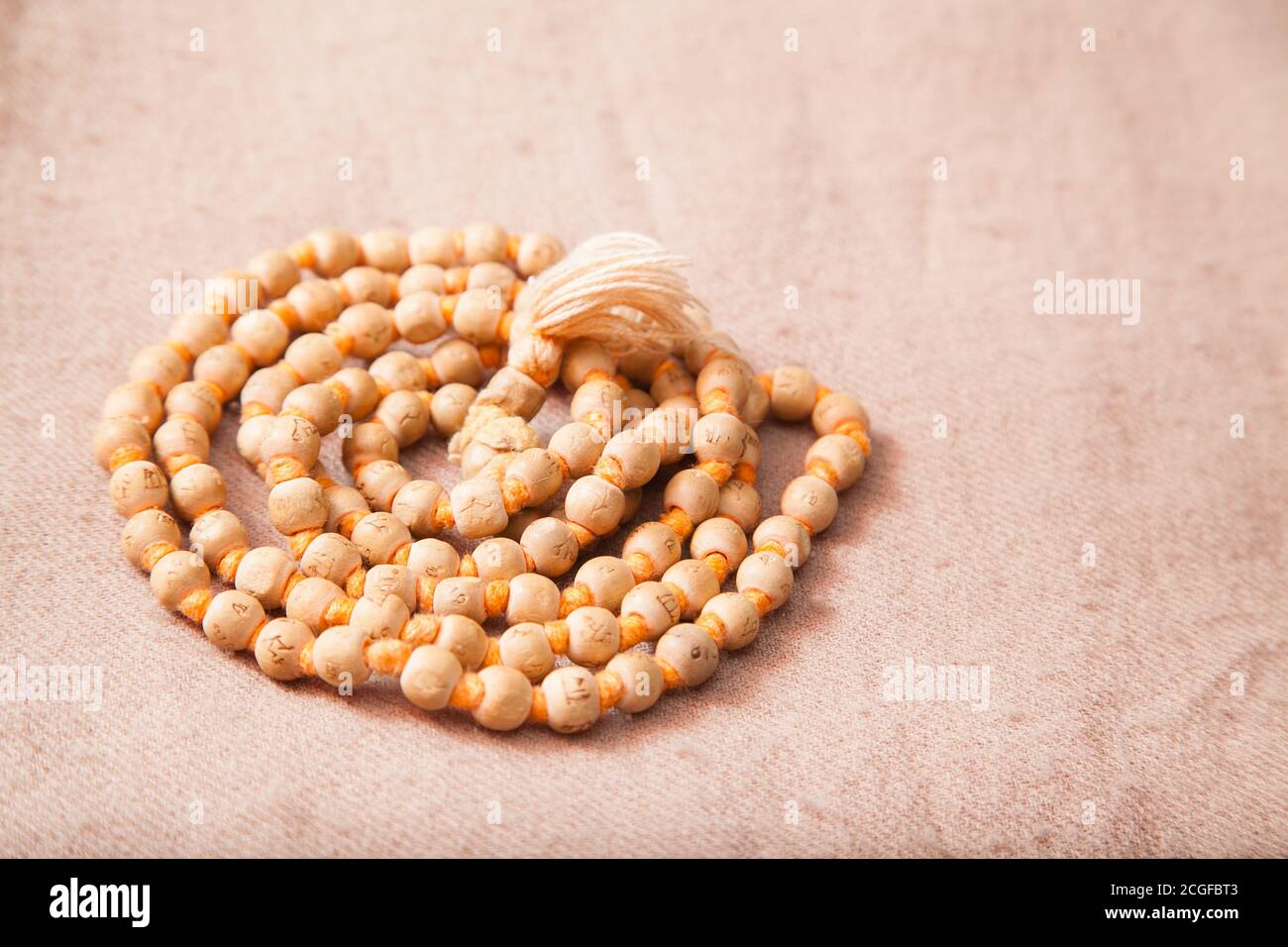 Gerollte indische Japa mala chanten Perlen auf Wollstruktur Stockfoto