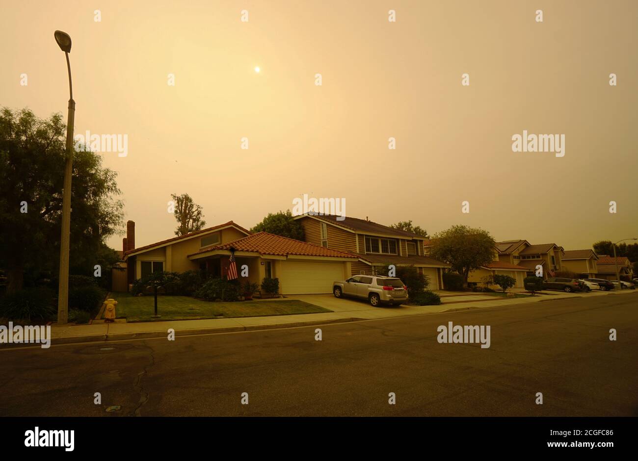 Rauchiger Himmel von kalifornischen Waldbränden Stockfoto