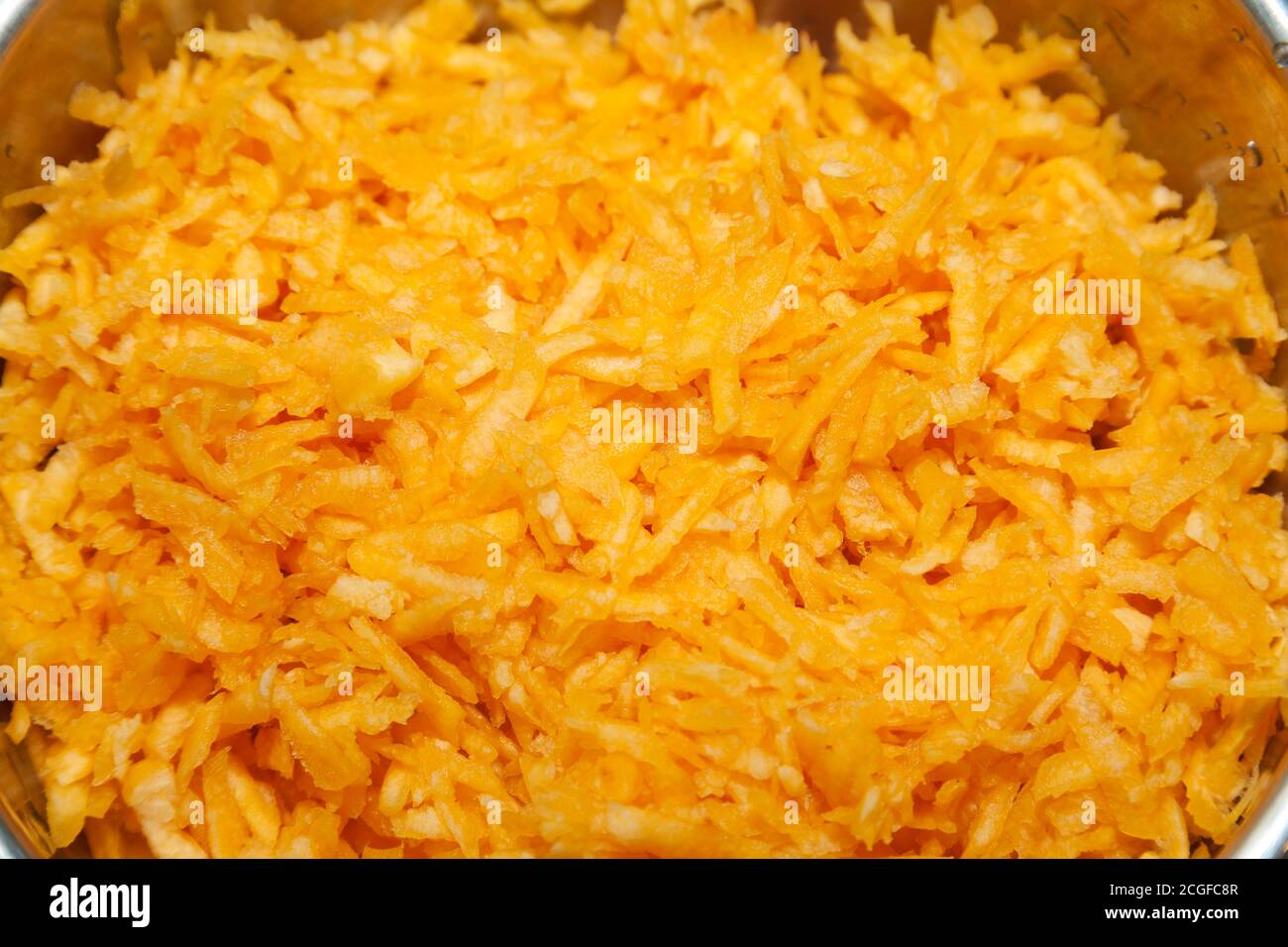 Nahaufnahme von geriebenem Kürbis mit selektivem Fokus Stockfoto