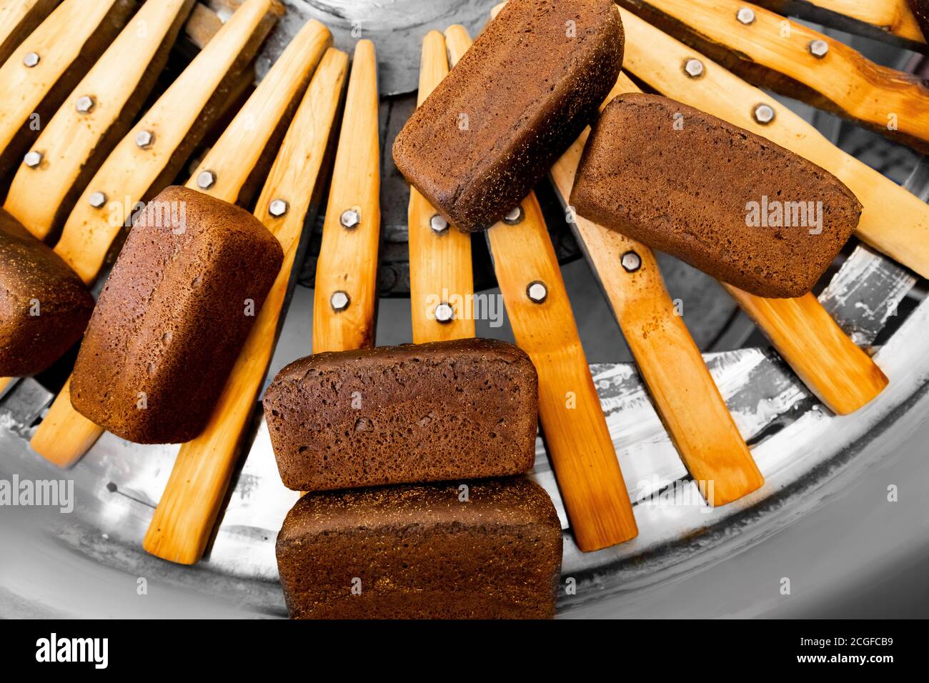 Automatische Produktionslinie gebackene schwarze braune Brote aus heissem Ofen Stockfoto