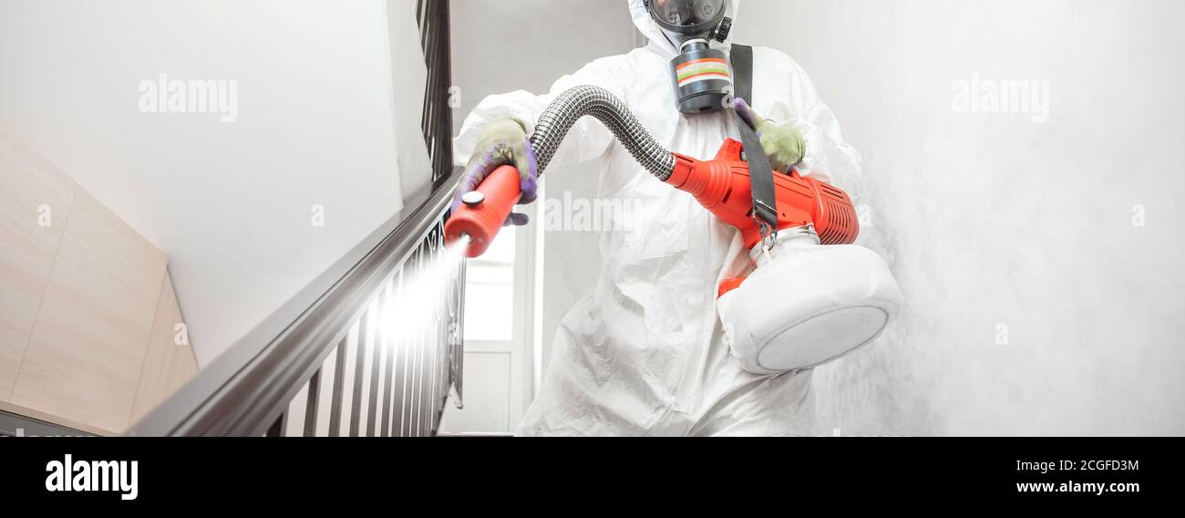 Arbeiter Spezialist in weißen Gefahrgut Anzüge Reinigung desinfizierenden Zellen Coronavirus-Epidemie, klare Virus Home Pandemie Stockfoto