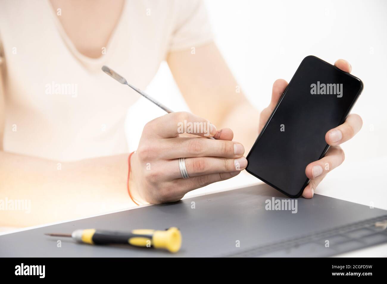 Techniker Arbeiter Reparatur defektes Telefon und Batterie in Technologie mobilen Service. Konzept recyceln Handy-Gerät Stockfoto