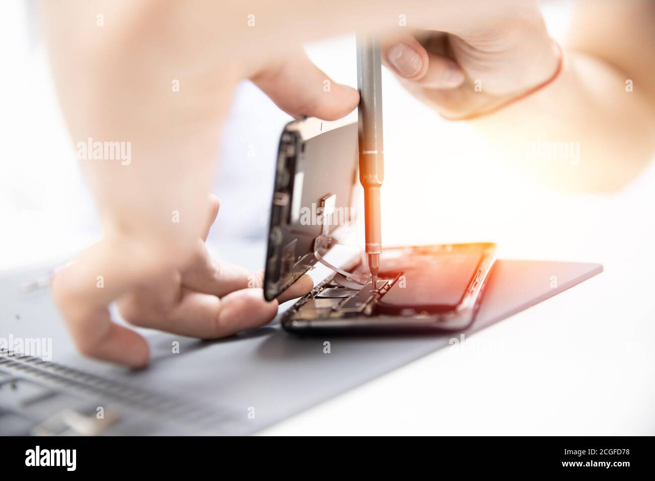 Techniker Arbeiter Reparatur defektes Telefon und Batterie in Technologie mobilen Service. Konzept recyceln Handy-Gerät Stockfoto