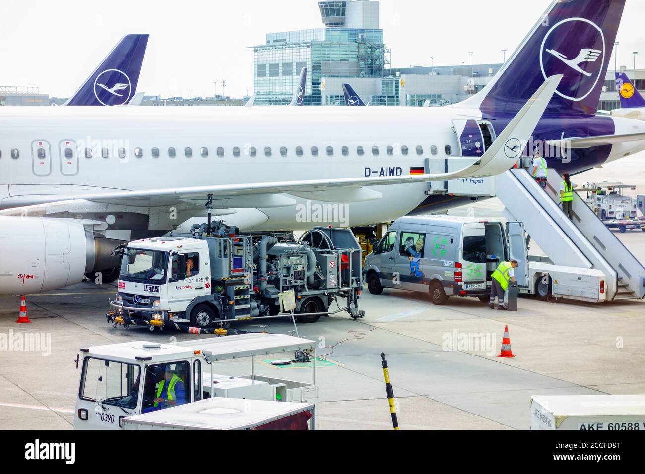 Flugzeugbetankung an einem Flughafen Stockfoto