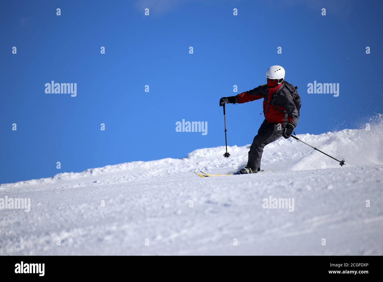 Sportlicher Skifahrer auf der Piste Stockfoto