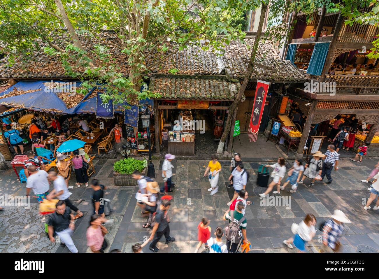 Hochwinkelansicht der breiten und schmalen Allee in Chengdu, China Stockfoto