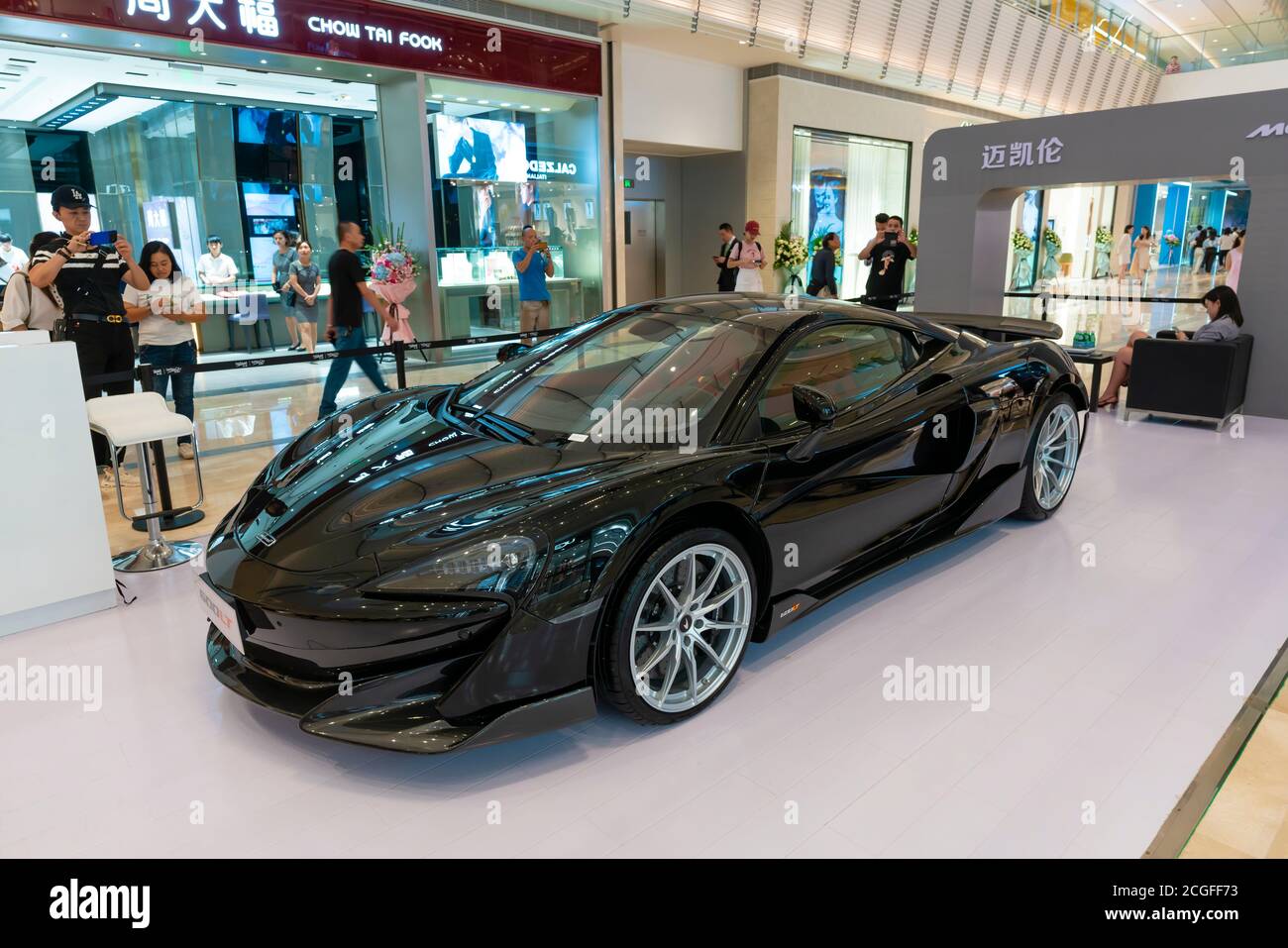Luxus-Auto auf dem Display in einem Einkaufszentrum in China Stockfoto
