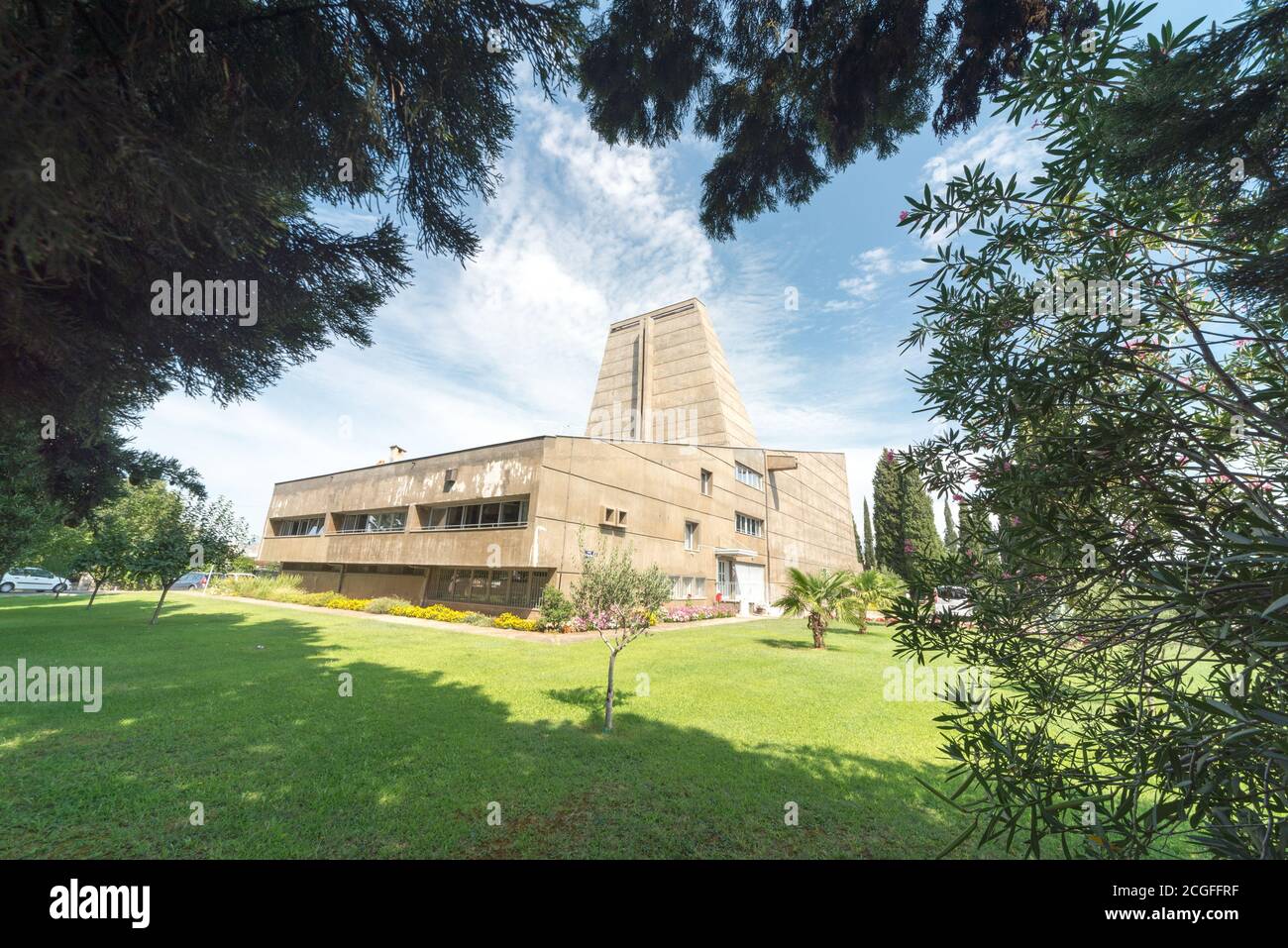 Blick von den umliegenden Gärten. Atemberaubende und einzigartige Brutalismus-Stil, Sowjet-Ära Architektur, im Jahr 1969 abgeschlossen,.die einzige katholische Kirche in Montene Stockfoto