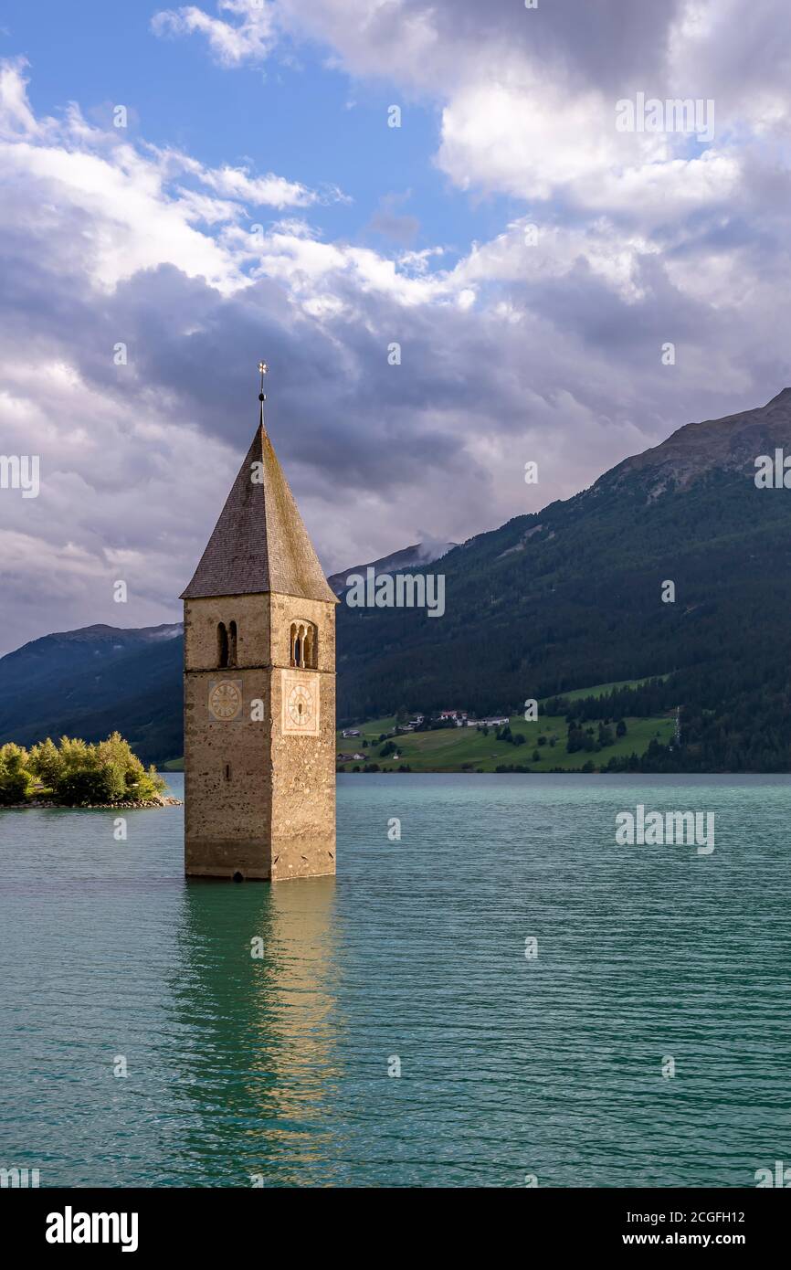 Vertikaler Blick auf den berühmten Glockenturm des alten Graun, in den Reschensee, Südtirol, Italien getaucht Stockfoto