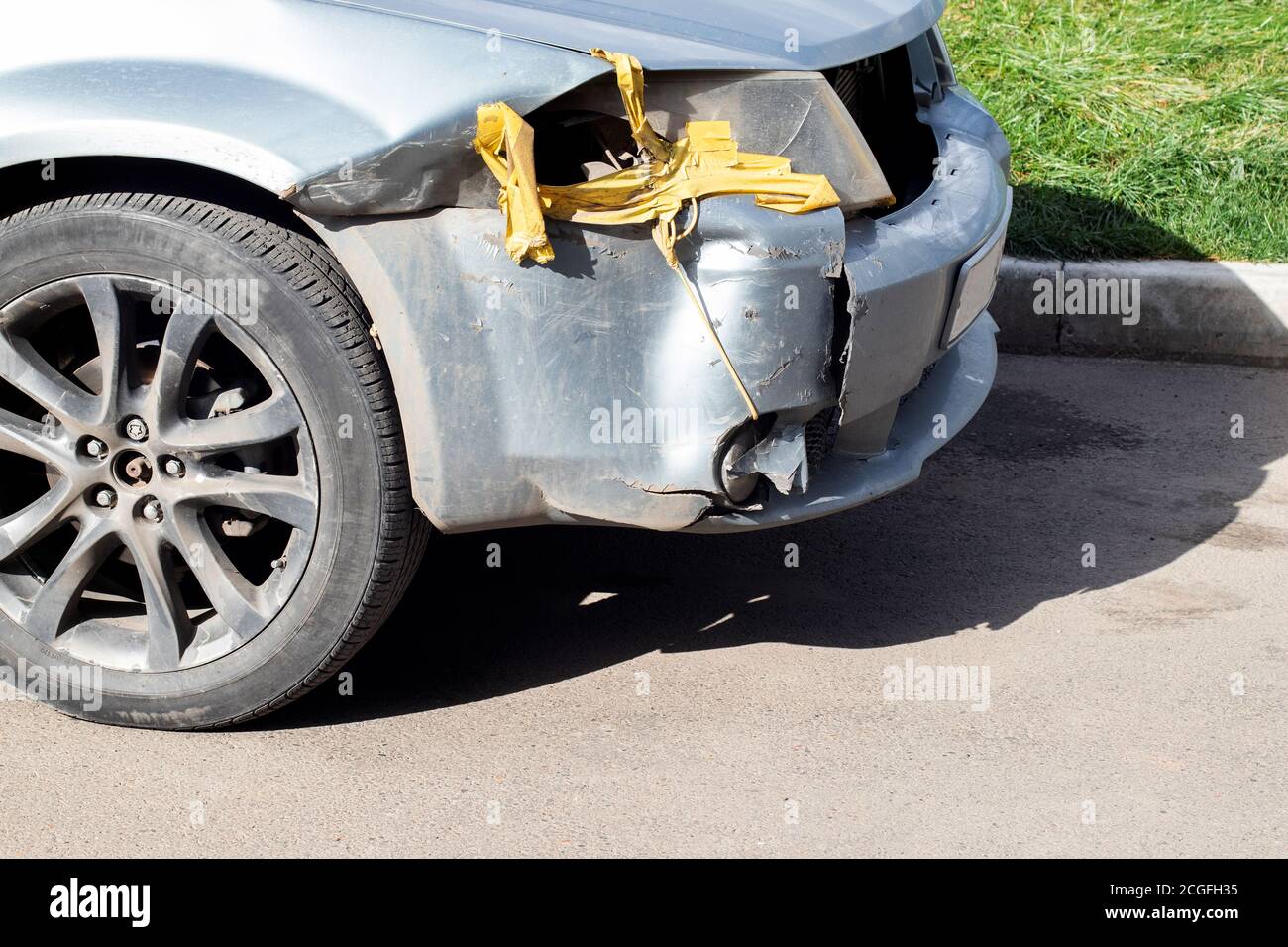 Kaputtes Auto auf einer Stadtstraße. Stürzte vor dem Auto. Fahrzeug durch Unfall beschädigt Stockfoto