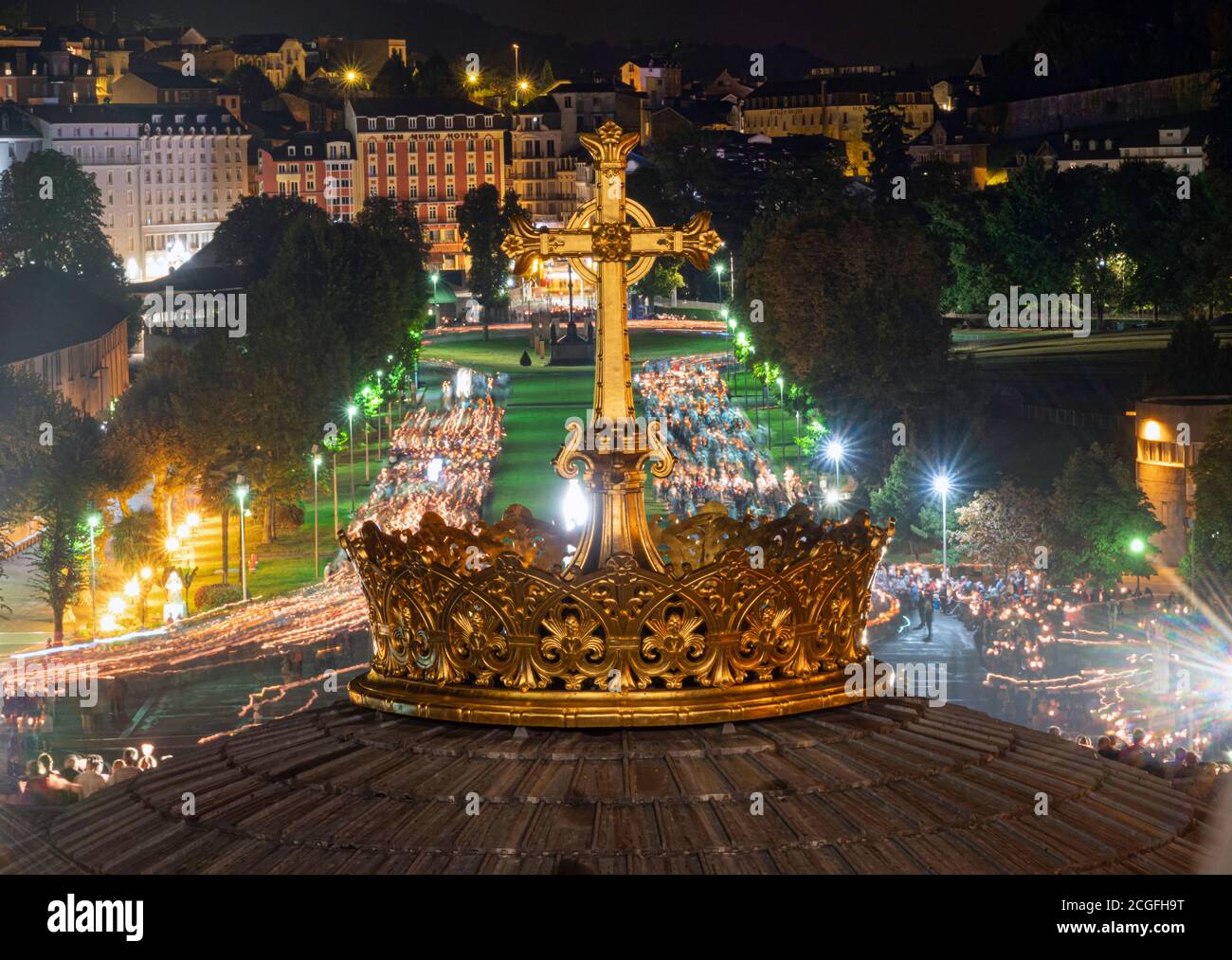 Lourdes, FRANKREICH - 14. SEPTEMBER 2019: Kreuz vor dem Kerzenzug, jede Nacht in Lourdes, Frankreich Stockfoto