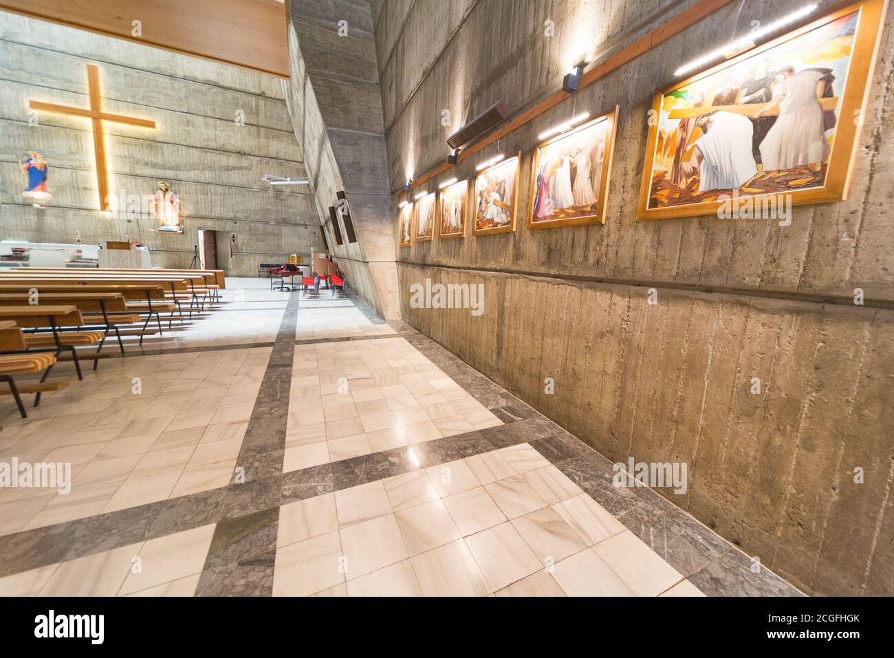 Atemberaubendes und einzigartiges Design, vollendet 1969, brutalistische sowjetische Ära sozialistische Architektur und Design, innerhalb der einzigen katholischen Kirche in Montenegro c Stockfoto