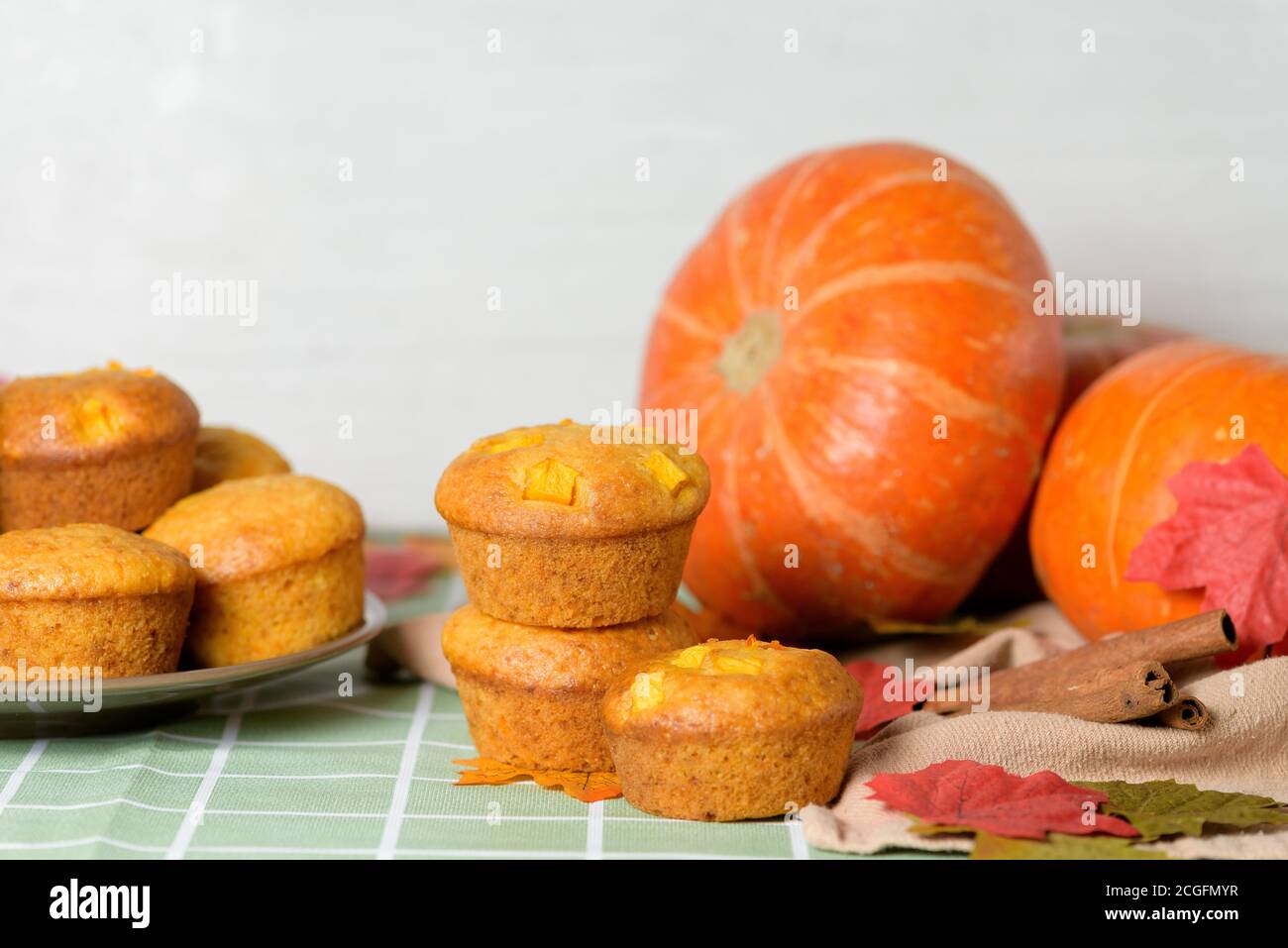 Herbst Kürbis Cupcakes mit frischem Kürbis für Danksagung Tag. Herbst Zusammensetzung von Kürbis und Ahornblätter mit Gebäck Muffins. Stockfoto