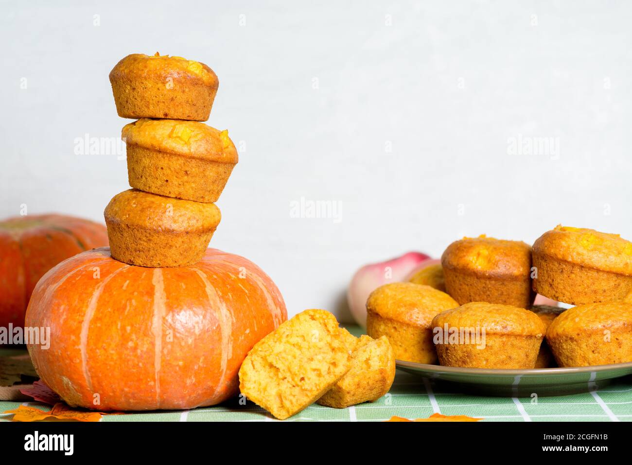 Herbst Kürbis Cupcakes mit frischem Kürbis für Danksagung Tag. Herbst Zusammensetzung von Kürbis und Ahornblätter mit Gebäck Muffins. Stockfoto