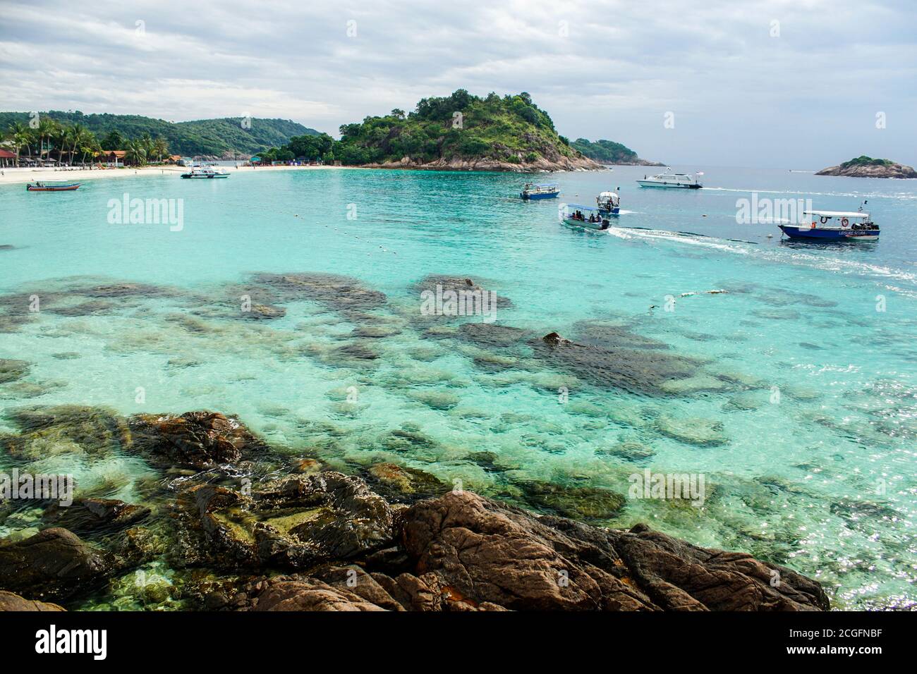 Erstaunlich klares und blaues Wasser auf einer tropischen Insel in Malaysia mit Fischerbooten beschäftigt Ferrying Touristen für Insel Hopping Stockfoto