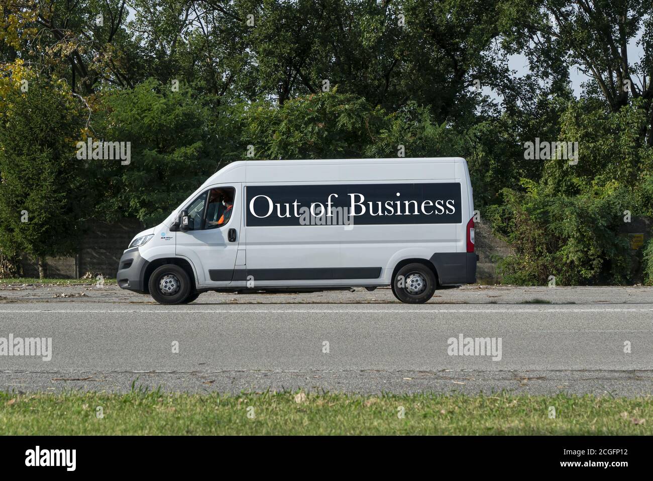 Ein kommerzieller Van mit Out of Business auf dem geschrieben Seite Stockfoto