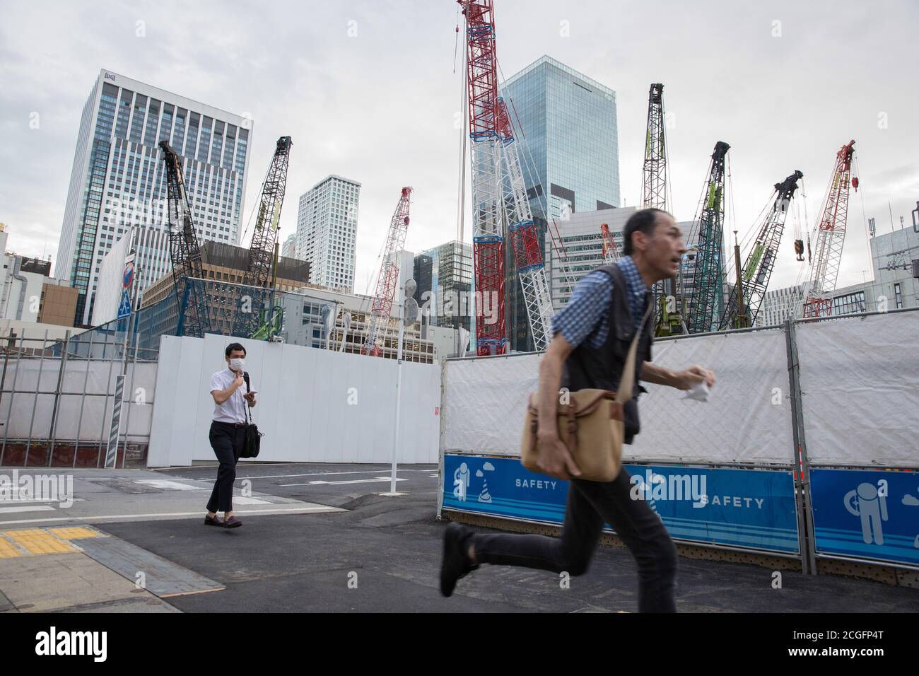 Tokio, Japan. September 2020. Ein Mann läuft an einer Baustelle in den Toranomon-Hügeln in Minato-Ku vorbei.Obwohl die Coronavirus-Pandemie immer noch vorhanden ist, ist die japanische Wirtschaft wieder voll im Gang. Kredit: SOPA Images Limited/Alamy Live Nachrichten Stockfoto