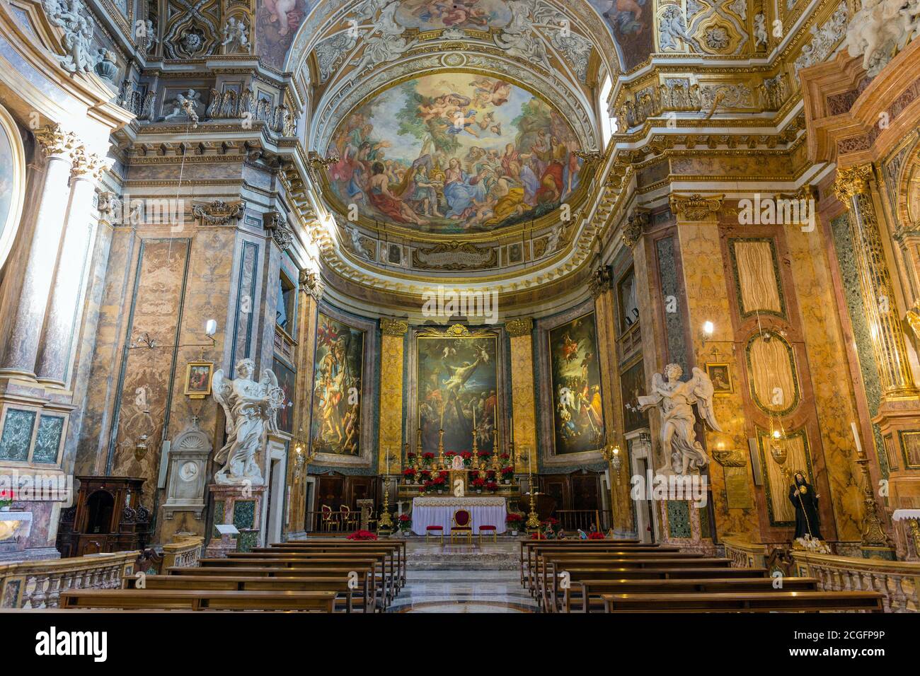 Innenraum der Basilika Sant'Andrea delle Fratte in Rom, Italien. Sant'Andrea delle Fratte ist eine Basilika aus dem 17. Jahrhundert, die dem Heiligen Andreas geweiht ist. Stockfoto