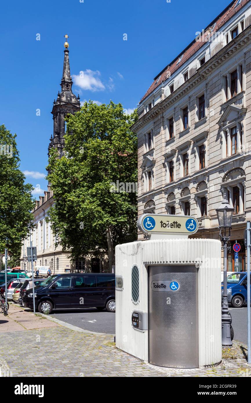 Öffentliche Toilette, im Hintergrund die Kirche der drei Könige Stockfoto