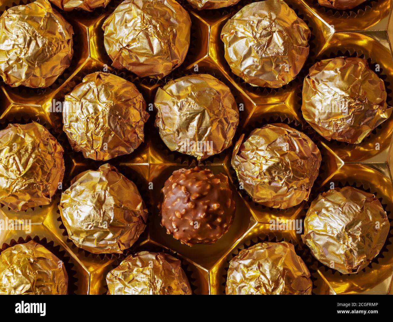 Goldene schokoladenkugeln -Fotos und -Bildmaterial in hoher Auflösung ...