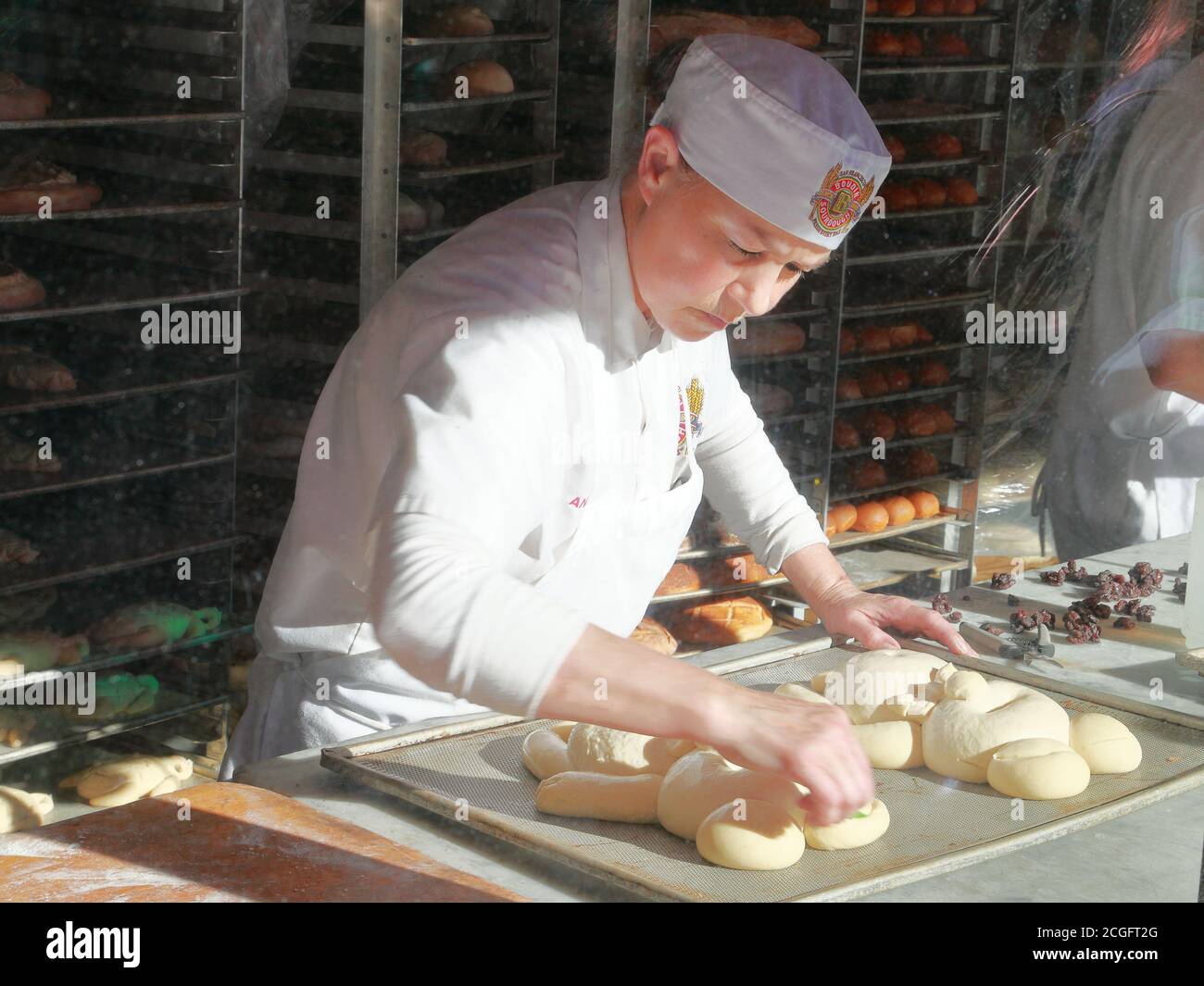 Eine Bäckerin im Boudin Bakery Cafe, die Sauerteig-Figuren zubereitet, San Francisco, USA Stockfoto