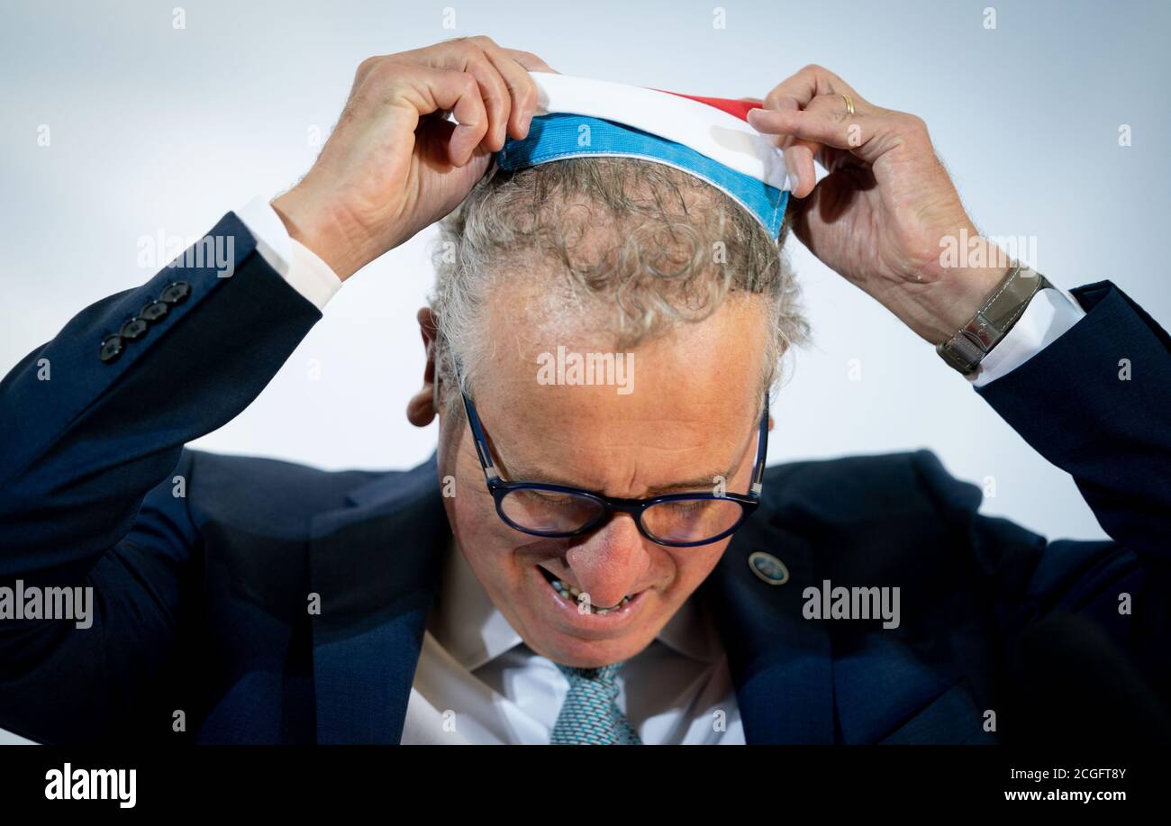 Berlin, Deutschland. September 2020. Der luxemburgische Finanzminister Pierre Gramegna kommt bei der Sitzung der Eurogruppe und des informellen Rates der Wirtschafts- und Finanzminister der EU mit einem Sprachrohr an. Quelle: Kay Nietfeld/dpa/Alamy Live News Stockfoto