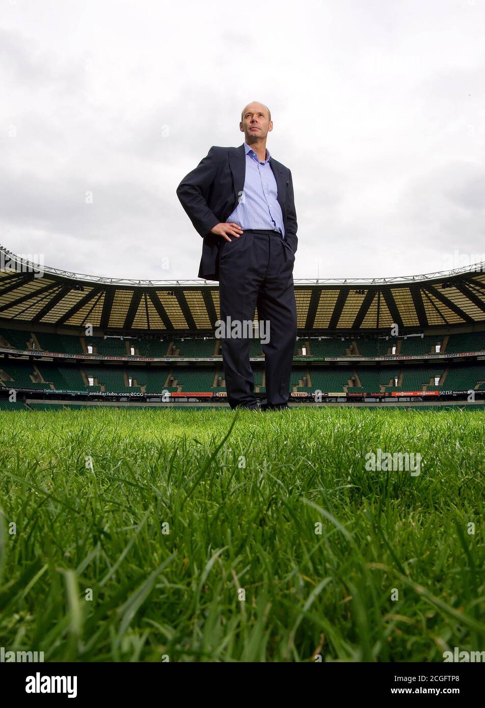 CLIVE WOODWARD IN TWICKENHAM RUGBY GROUND, GROSSBRITANNIEN - 01 JUL 2004 PHOTO CREDIT : © MARK PAIN / ALAMY STOCK PHOTO Stockfoto