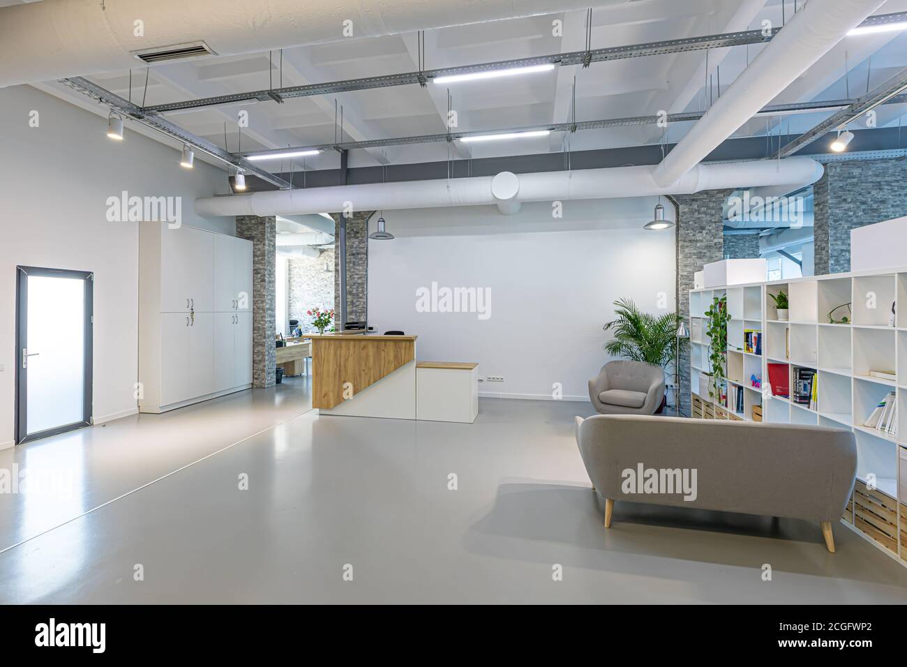 Halle des Geschäftsgebäudes mit hellen Farben. Interieur des Geschäftsbüros im Geschäftszentrum. Rezeption Stockfoto