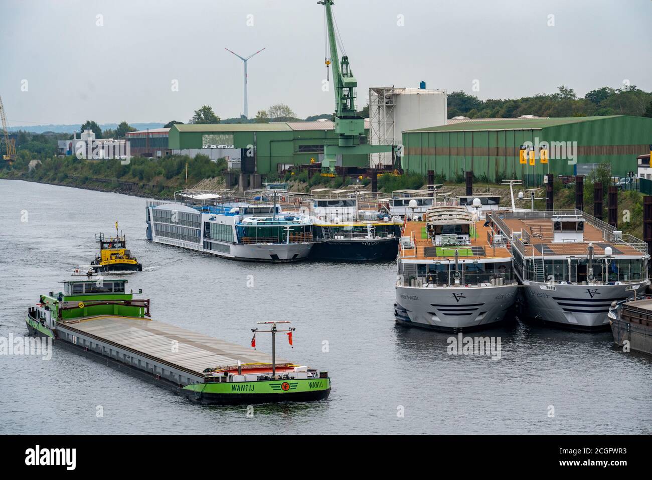 Flusskreuzfahrtschiffe verschiedener Reedereien sind im Duisburger Ruhrort-Hafen verankert, sie werden aufgrund sinkender Passagierzahlen während der Fahrt nicht benötigt Stockfoto