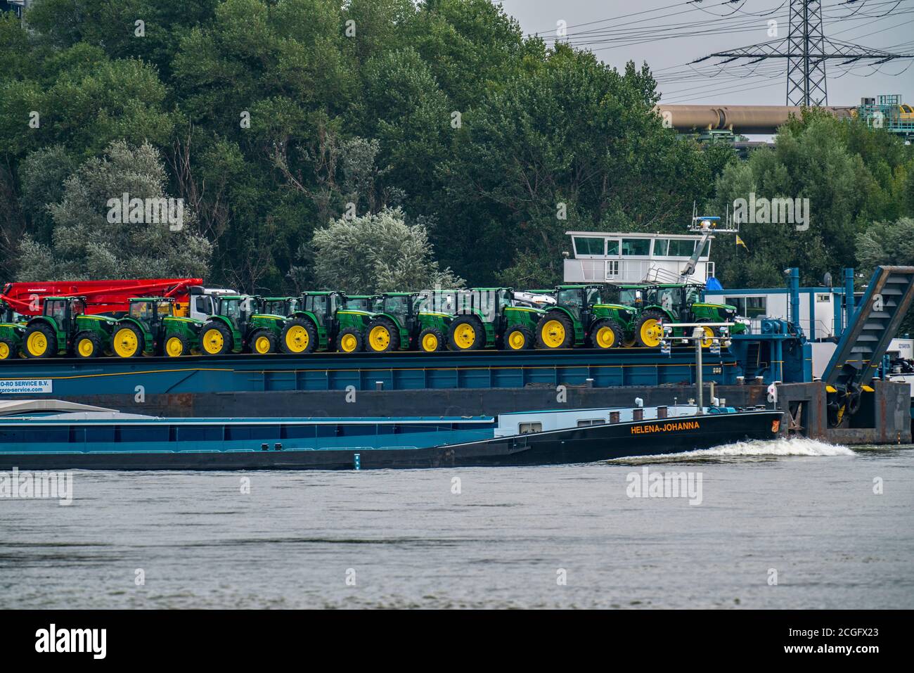 Traktor, Traktoren, Landmaschinen, auf dem Weg nach Rotterdam, Frachtschiff, Rolle auf Rolle des Frachters auf dem Rhein bei Duisburg, NRW, Deutschland Stockfoto