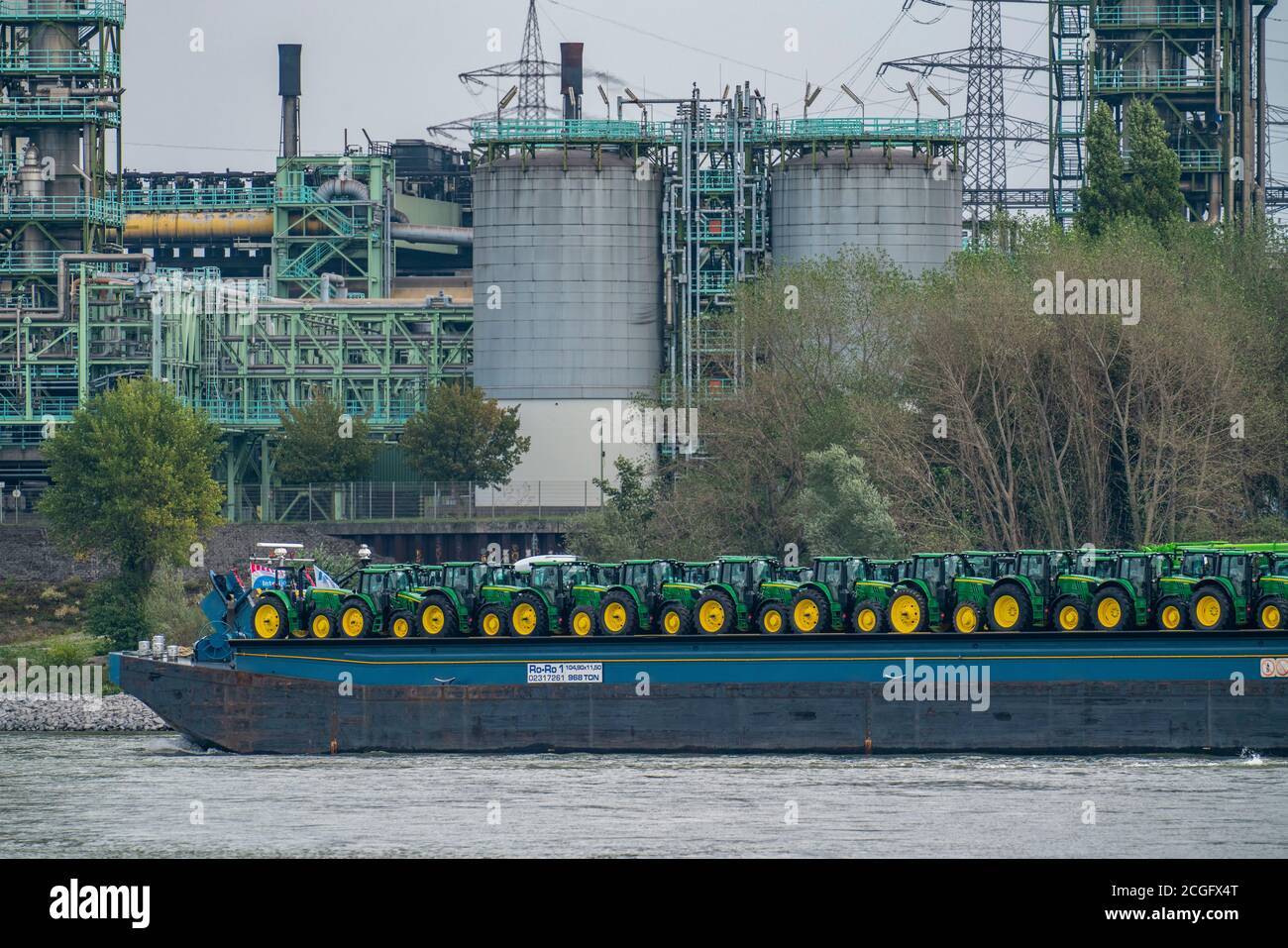 Traktor, Traktoren, Landmaschinen, auf dem Weg nach Rotterdam, Frachtschiff, Rolle auf Rolle des Frachters auf dem Rhein bei Duisburg, NRW, Deutschland Stockfoto
